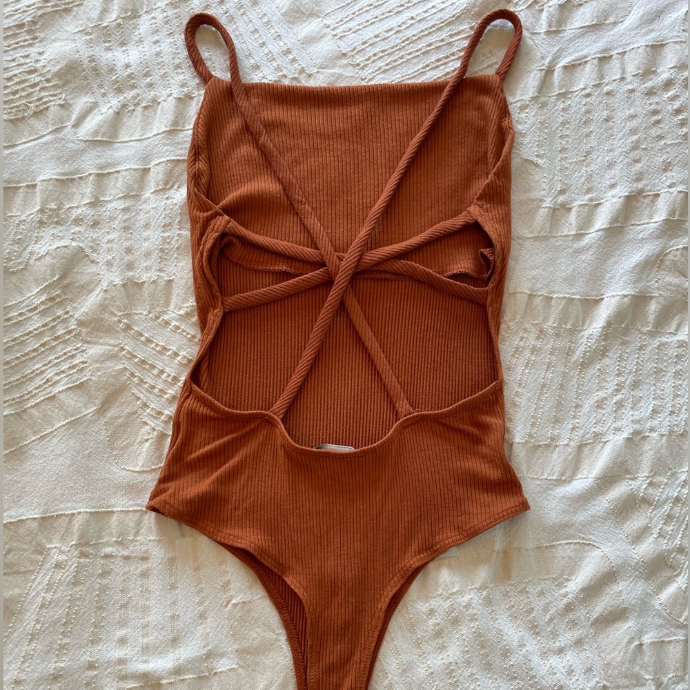 Lulu’s Rust Orange Criss Cross Open Back Bodysuit (S)